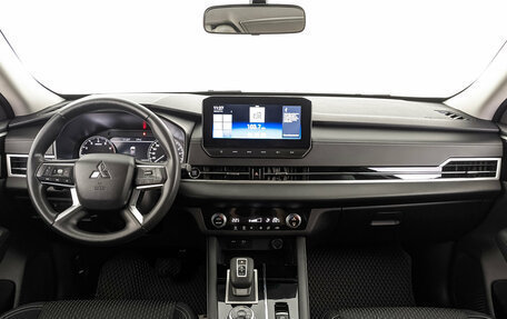 Mitsubishi Outlander, 2023 год, 3 800 000 рублей, 14 фотография