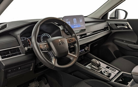 Mitsubishi Outlander, 2023 год, 3 800 000 рублей, 15 фотография