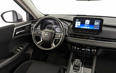 Mitsubishi Outlander, 2023 год, 3 800 000 рублей, 26 фотография