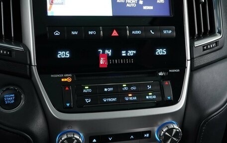 Toyota Land Cruiser 200, 2017 год, 6 527 077 рублей, 20 фотография