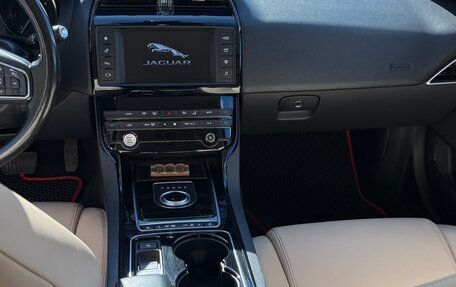 Jaguar XE I рестайлинг, 2016 год, 2 400 000 рублей, 9 фотография