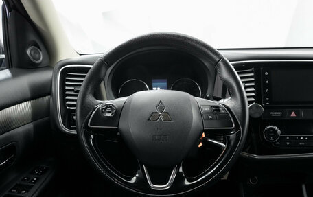 Mitsubishi Outlander III рестайлинг 3, 2015 год, 1 948 000 рублей, 10 фотография