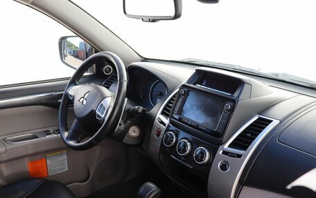 Mitsubishi Pajero Sport II рестайлинг, 2015 год, 1 900 000 рублей, 10 фотография