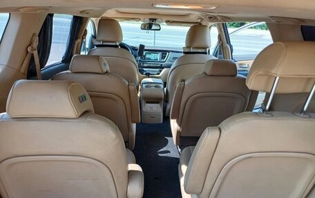 KIA Carnival III, 2016 год, 2 130 000 рублей, 8 фотография