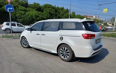 KIA Carnival III, 2016 год, 2 130 000 рублей, 2 фотография