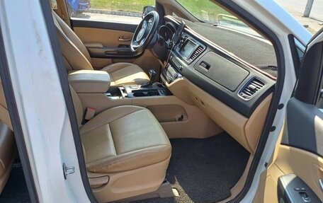 KIA Carnival III, 2016 год, 2 130 000 рублей, 36 фотография