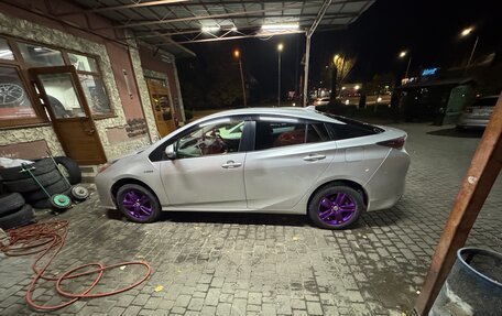 Toyota Prius IV XW50, 2016 год, 1 400 000 рублей, 10 фотография