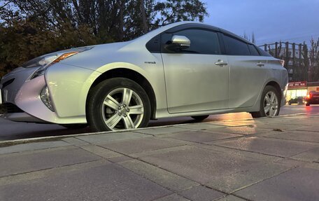Toyota Prius IV XW50, 2016 год, 1 400 000 рублей, 13 фотография