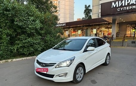Hyundai Solaris II рестайлинг, 2015 год, 1 050 000 рублей, 2 фотография