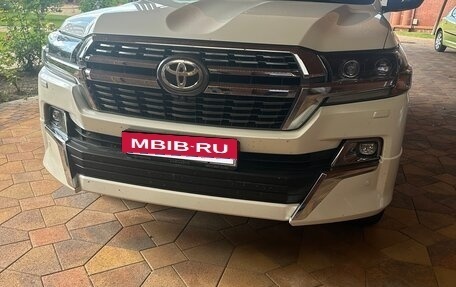 Toyota Land Cruiser 200, 2017 год, 6 350 000 рублей, 2 фотография