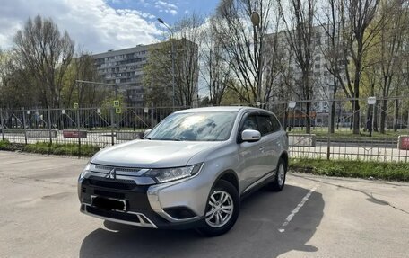 Mitsubishi Outlander III рестайлинг 3, 2018 год, 2 150 000 рублей, 4 фотография