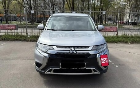 Mitsubishi Outlander III рестайлинг 3, 2018 год, 2 150 000 рублей, 7 фотография