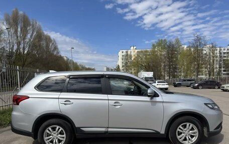 Mitsubishi Outlander III рестайлинг 3, 2018 год, 2 150 000 рублей, 16 фотография
