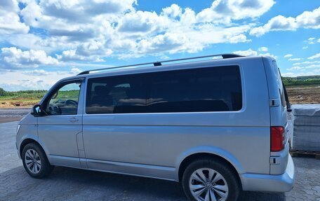 Volkswagen Caravelle T6 рестайлинг, 2016 год, 2 350 000 рублей, 1 фотография