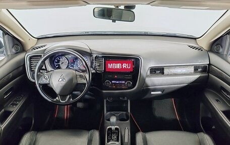 Mitsubishi Outlander III рестайлинг 3, 2015 год, 1 790 000 рублей, 10 фотография