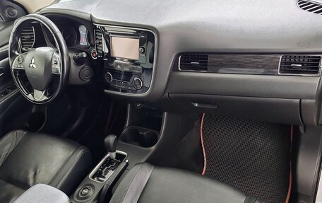 Mitsubishi Outlander III рестайлинг 3, 2015 год, 1 790 000 рублей, 15 фотография