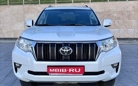 Toyota Land Cruiser Prado 150 рестайлинг 2, 2021 год, 5 800 000 рублей, 2 фотография