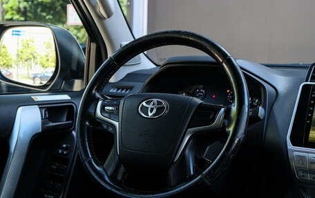 Toyota Land Cruiser Prado 150 рестайлинг 2, 2019 год, 3 900 000 рублей, 13 фотография