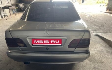 Mercedes-Benz E-Класс, 1996 год, 330 000 рублей, 2 фотография