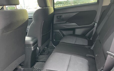 Mitsubishi Outlander III рестайлинг 3, 2019 год, 1 675 000 рублей, 14 фотография