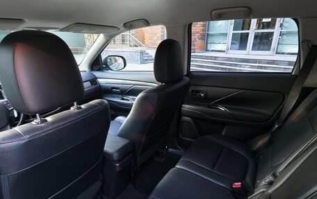 Mitsubishi Outlander III рестайлинг 3, 2014 год, 2 800 000 рублей, 8 фотография
