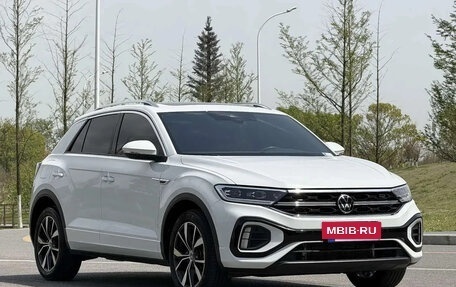 Volkswagen T-Roc I, 2023 год, 1 799 999 рублей, 2 фотография