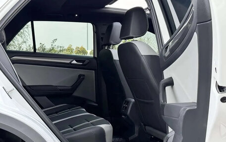 Volkswagen T-Roc I, 2023 год, 1 799 999 рублей, 8 фотография