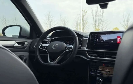 Volkswagen T-Roc I, 2023 год, 1 799 999 рублей, 10 фотография