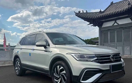 Volkswagen Tiguan II, 2022 год, 2 450 000 рублей, 3 фотография