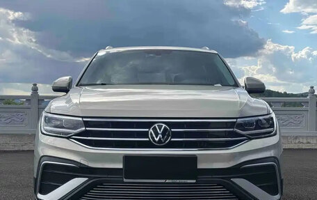 Volkswagen Tiguan II, 2022 год, 2 450 000 рублей, 2 фотография