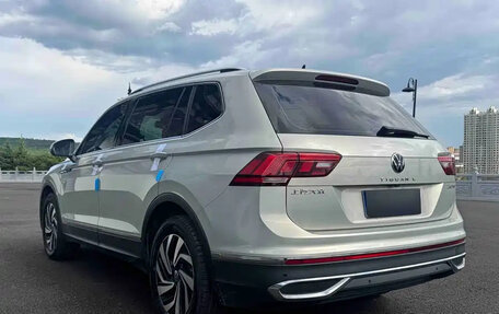 Volkswagen Tiguan II, 2022 год, 2 450 000 рублей, 4 фотография