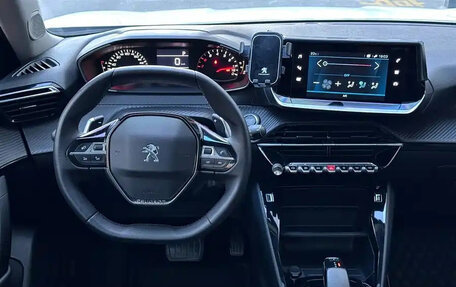 Peugeot 2008 II, 2022 год, 1 345 000 рублей, 10 фотография