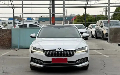 Skoda Superb III рестайлинг, 2022 год, 1 620 000 рублей, 2 фотография