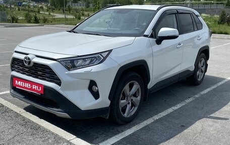 Toyota RAV4, 2021 год, 3 700 000 рублей, 2 фотография
