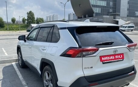 Toyota RAV4, 2021 год, 3 700 000 рублей, 3 фотография