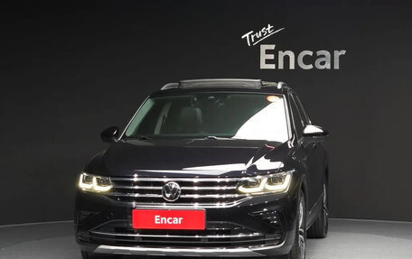 Volkswagen Tiguan II, 2021 год, 2 400 000 рублей, 3 фотография