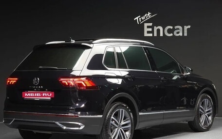 Volkswagen Tiguan II, 2021 год, 2 400 000 рублей, 2 фотография