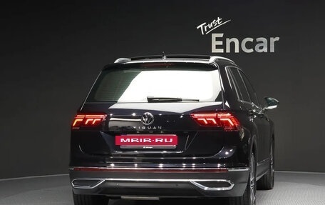 Volkswagen Tiguan II, 2021 год, 2 400 000 рублей, 4 фотография