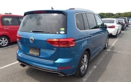 Volkswagen Touran III, 2016 год, 1 850 000 рублей, 2 фотография