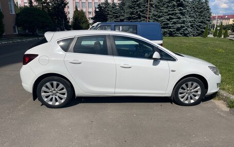 Opel Astra J, 2011 год, 550 000 рублей, 2 фотография