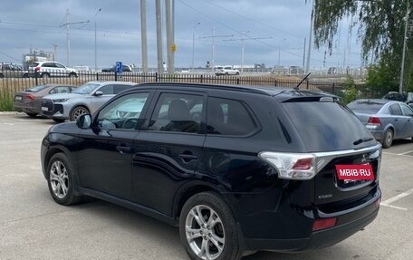 Mitsubishi Outlander III рестайлинг 3, 2013 год, 1 550 000 рублей, 4 фотография