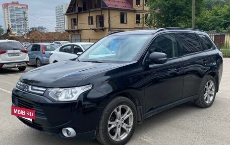 Mitsubishi Outlander III рестайлинг 3, 2013 год, 1 550 000 рублей, 2 фотография