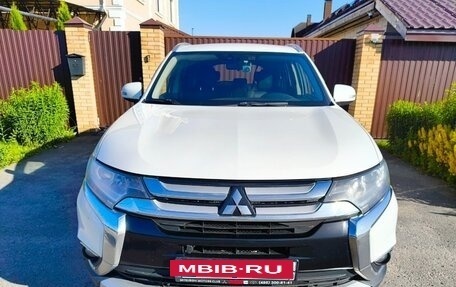 Mitsubishi Outlander III рестайлинг 3, 2016 год, 1 400 000 рублей, 2 фотография