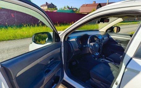 Mitsubishi Outlander III рестайлинг 3, 2016 год, 1 400 000 рублей, 8 фотография