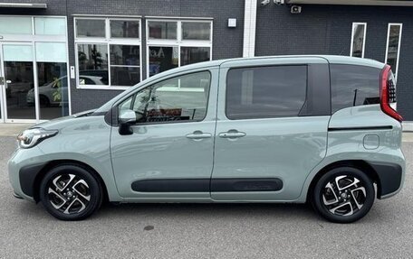 Toyota Sienta, 2023 год, 1 000 100 рублей, 12 фотография
