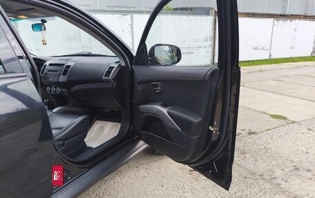 Mitsubishi Outlander III рестайлинг 3, 2011 год, 1 100 000 рублей, 15 фотография