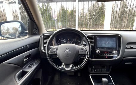 Mitsubishi Outlander III рестайлинг 3, 2021 год, 1 930 000 рублей, 11 фотография