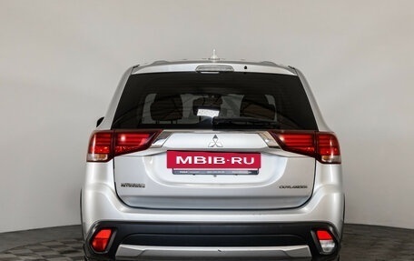 Mitsubishi Outlander III рестайлинг 3, 2017 год, 1 699 000 рублей, 7 фотография