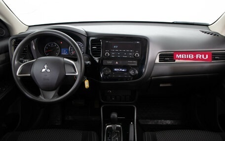 Mitsubishi Outlander III рестайлинг 3, 2017 год, 1 699 000 рублей, 10 фотография