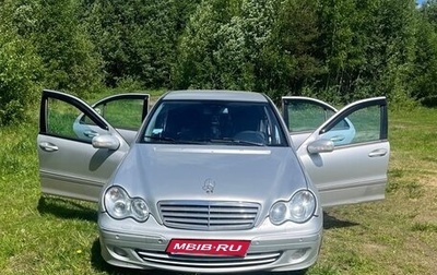 Mercedes-Benz C-Класс, 2003 год, 750 000 рублей, 1 фотография